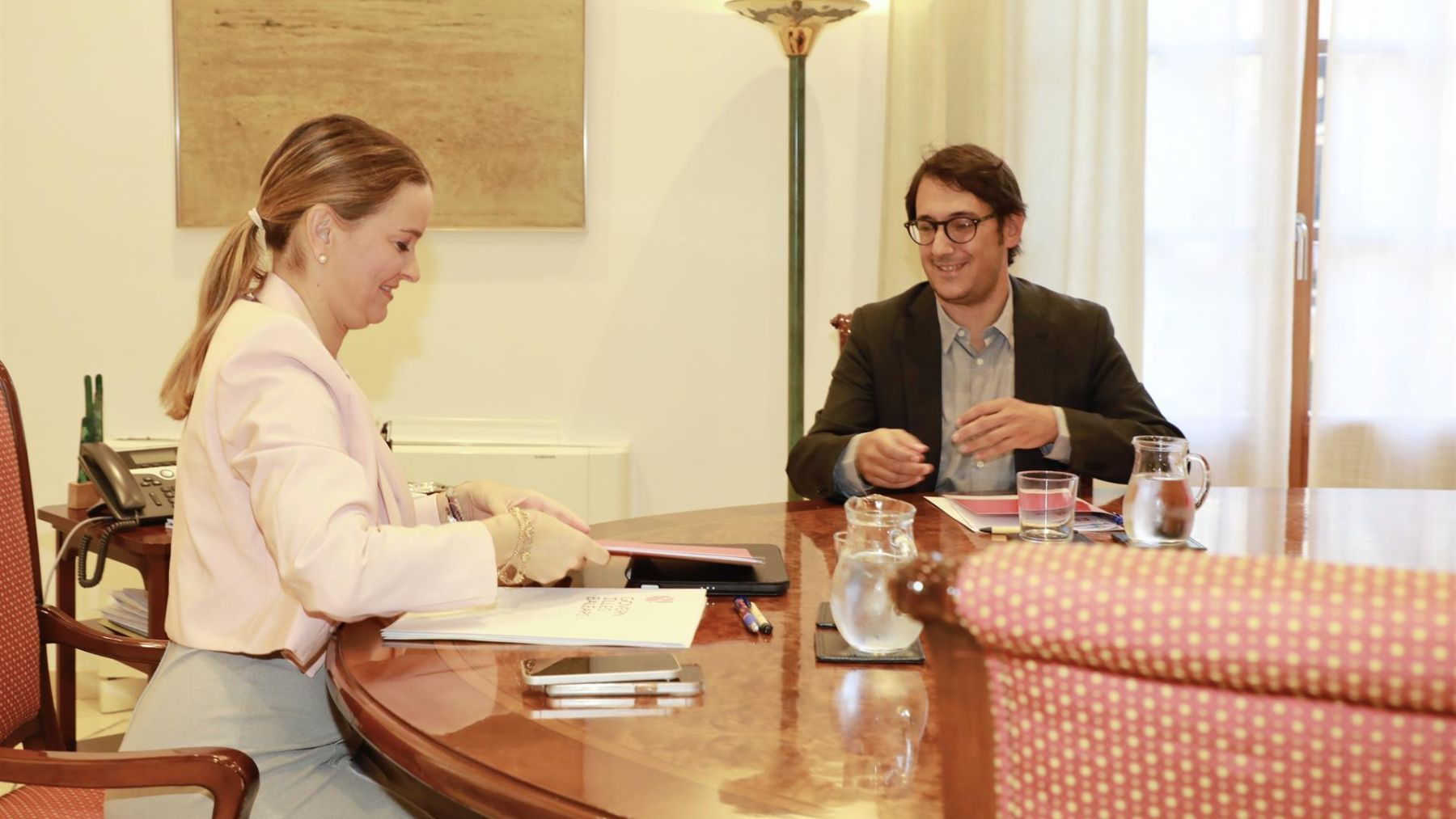 La presidenta del Govern, Marga Prohens, y el portavoz del PSIB en el Parlament, Iago Negueruela.