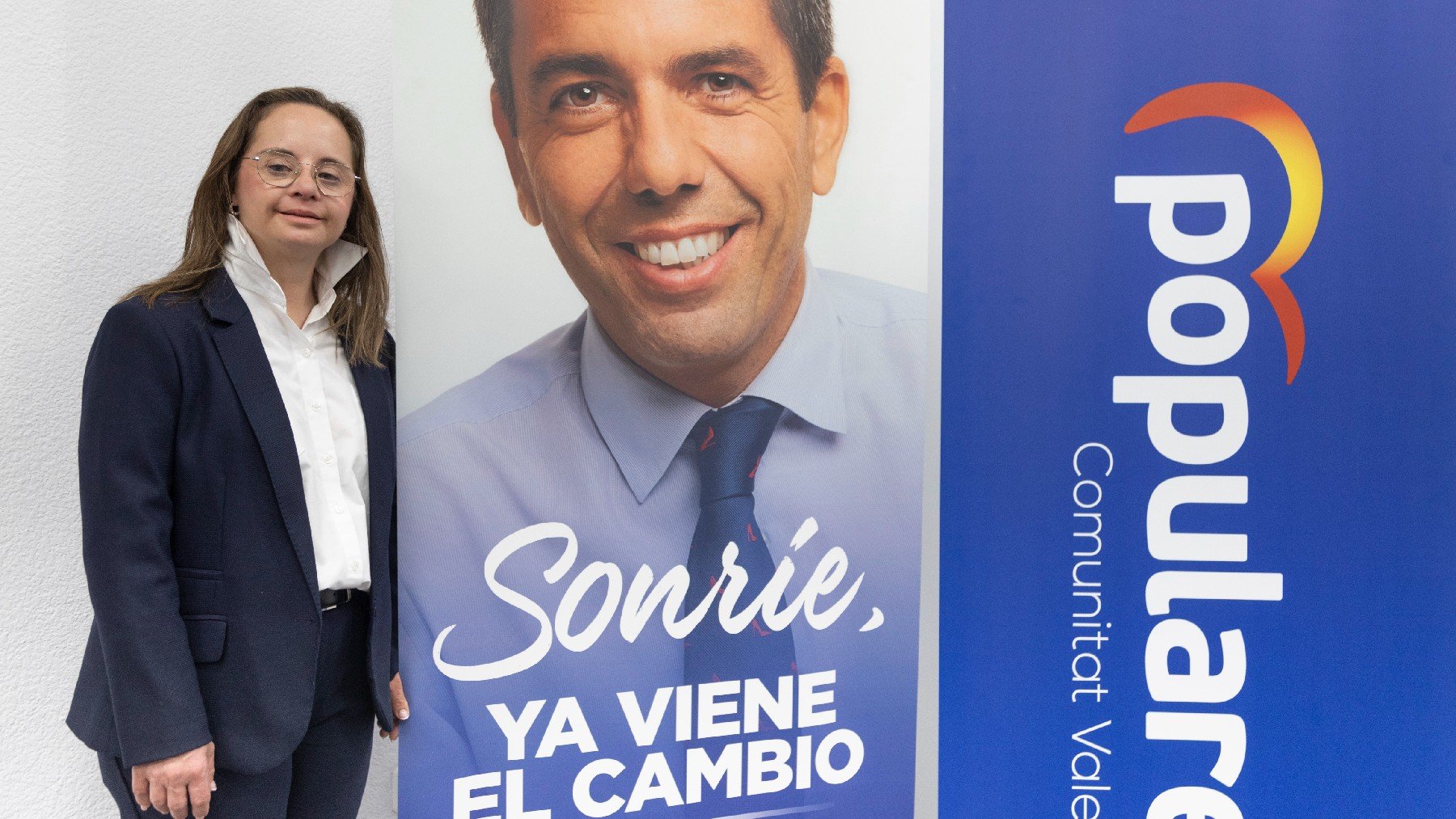 Mar Galcerán, junto a una imagen de Carlos Mazón, en la campaña de las elecciones autonómicas, en Valencia.