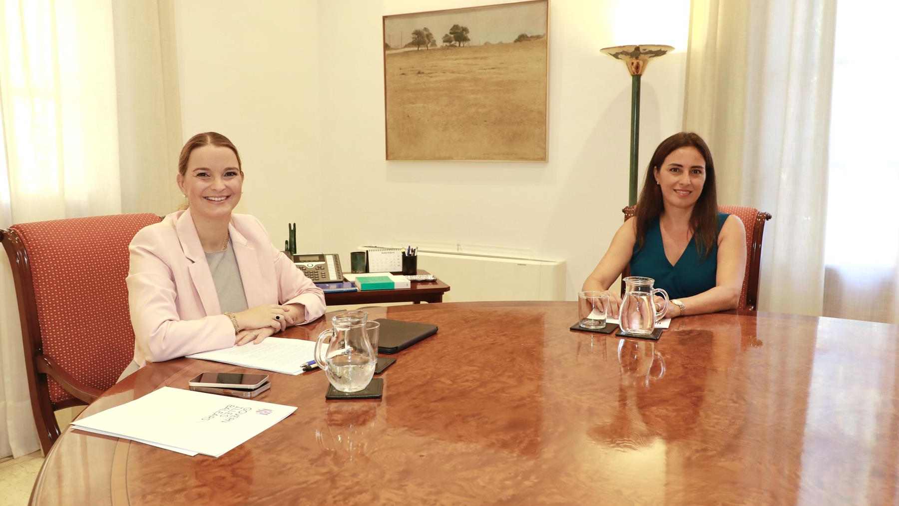 La presidenta el Govern, Marga Prohens, y la portavoz parlamentaria de Vox, Idoia Ribas.