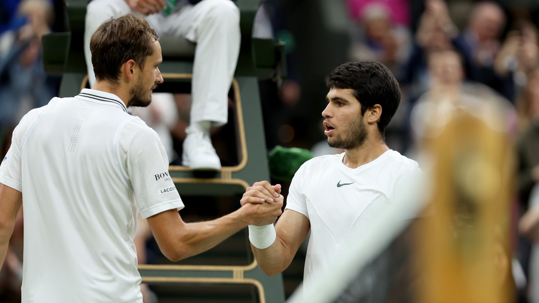 Carlos Alcaraz y Medvedev se saludan tras su partido en Wimbledon 2023. (Getty)