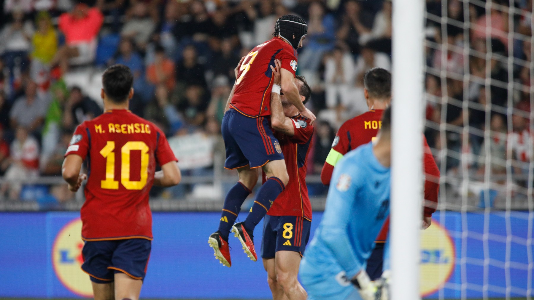 Los jugadores de España celebran un gol contra Georgia. (EFE)
