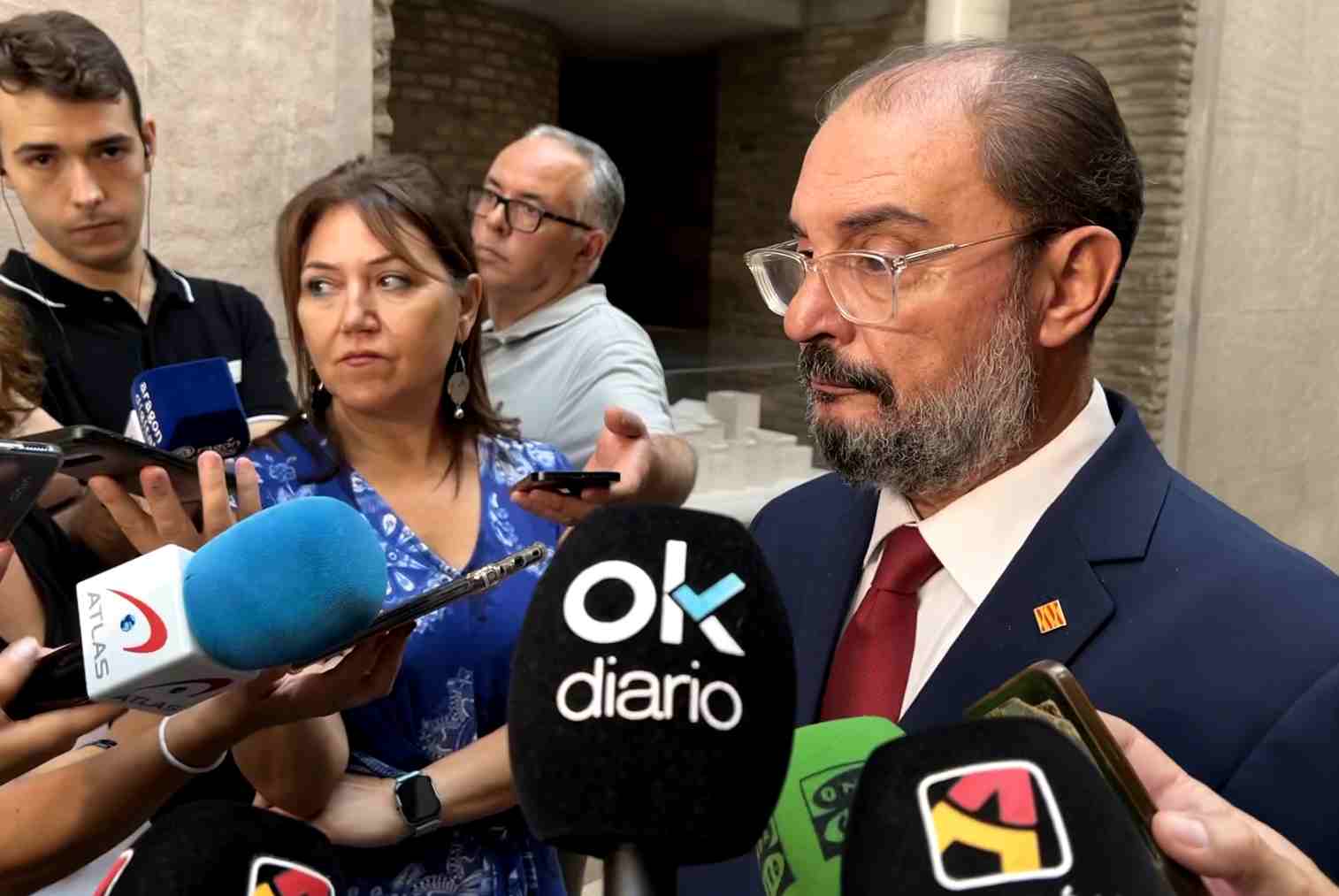 El recién designado senador, Javier Lambán (PSOE), en los pasillos de las Cortes de Aragón esta mañana.