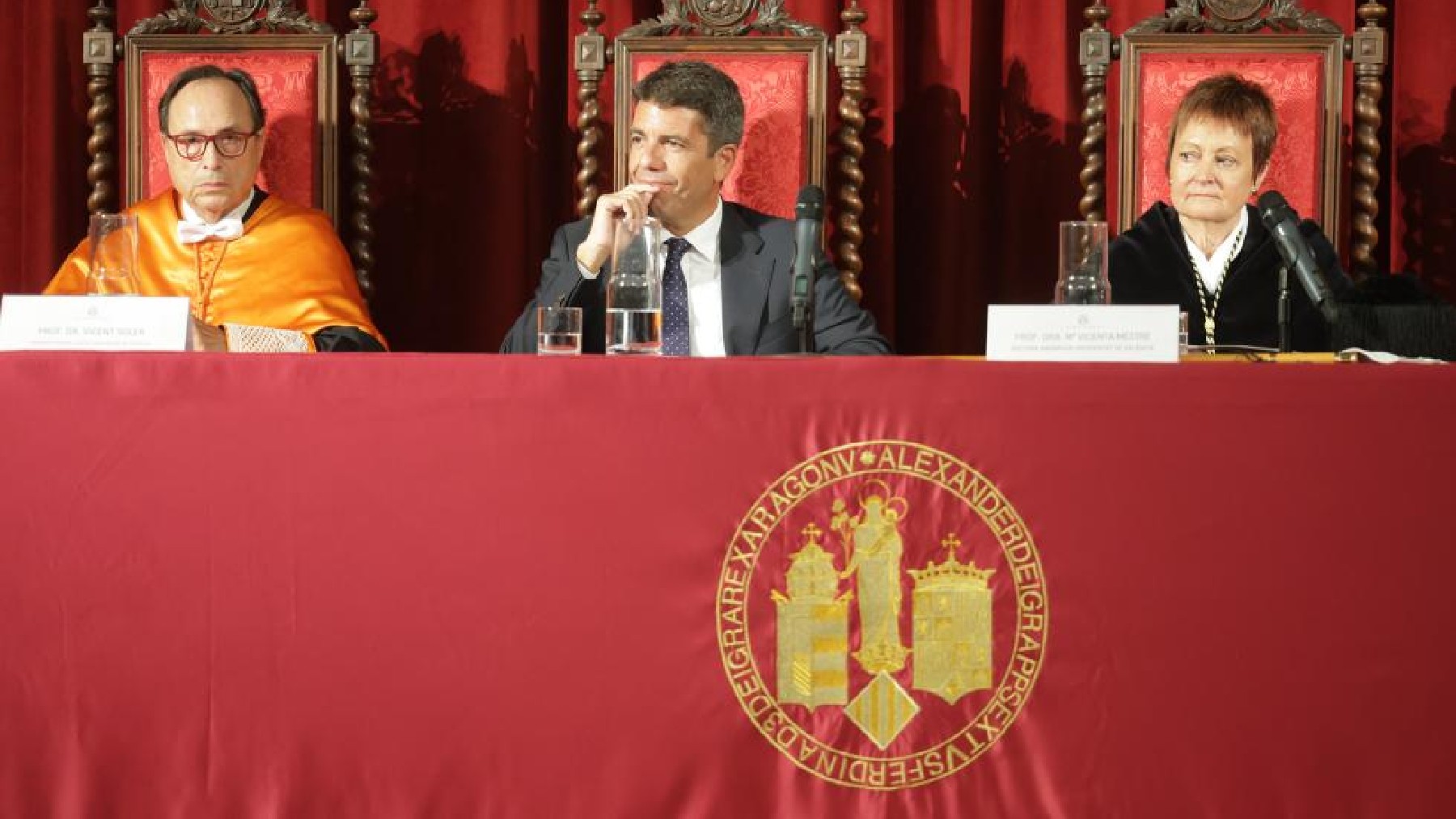 Carlos Mazón, en el centro, en la apertura del curso de las universidades valencianas, este viernes.