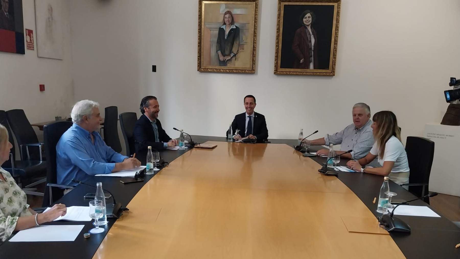 Reunión del presidente del Consell de Mallorca, Llorenç Galmés, con representantes del sector del transporte.