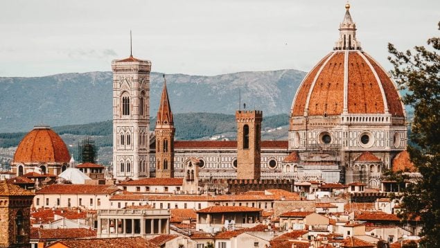 Todo por un selfie: un turista tendrá que pagar una gran multa por subirse a una estatua de Florencia y causarle daños de 5.000 euros