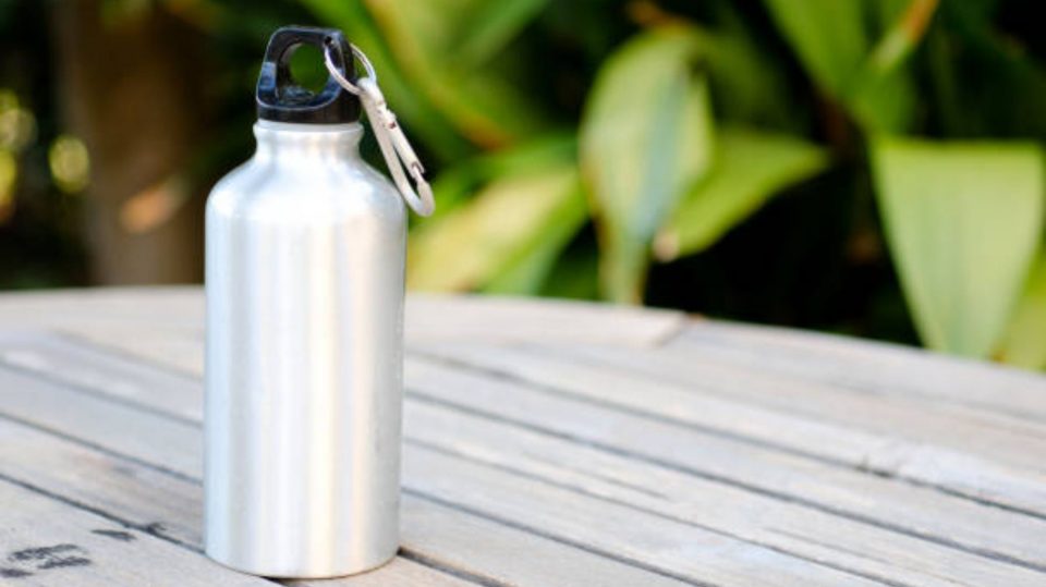 Este es el sencillo truco para eliminar los malos olores de tu botella de  agua reutilizable