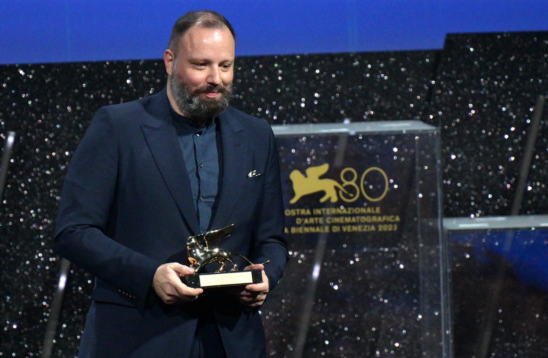 El director griego Yorgos Lanthimos ganó este sábado el León de Oro a la mejor película.