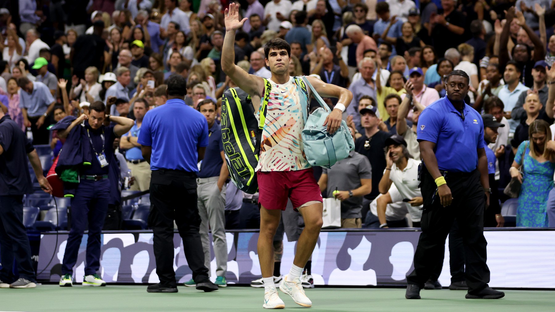Carlos Alcaraz se despide del público del US Open. (Getty)