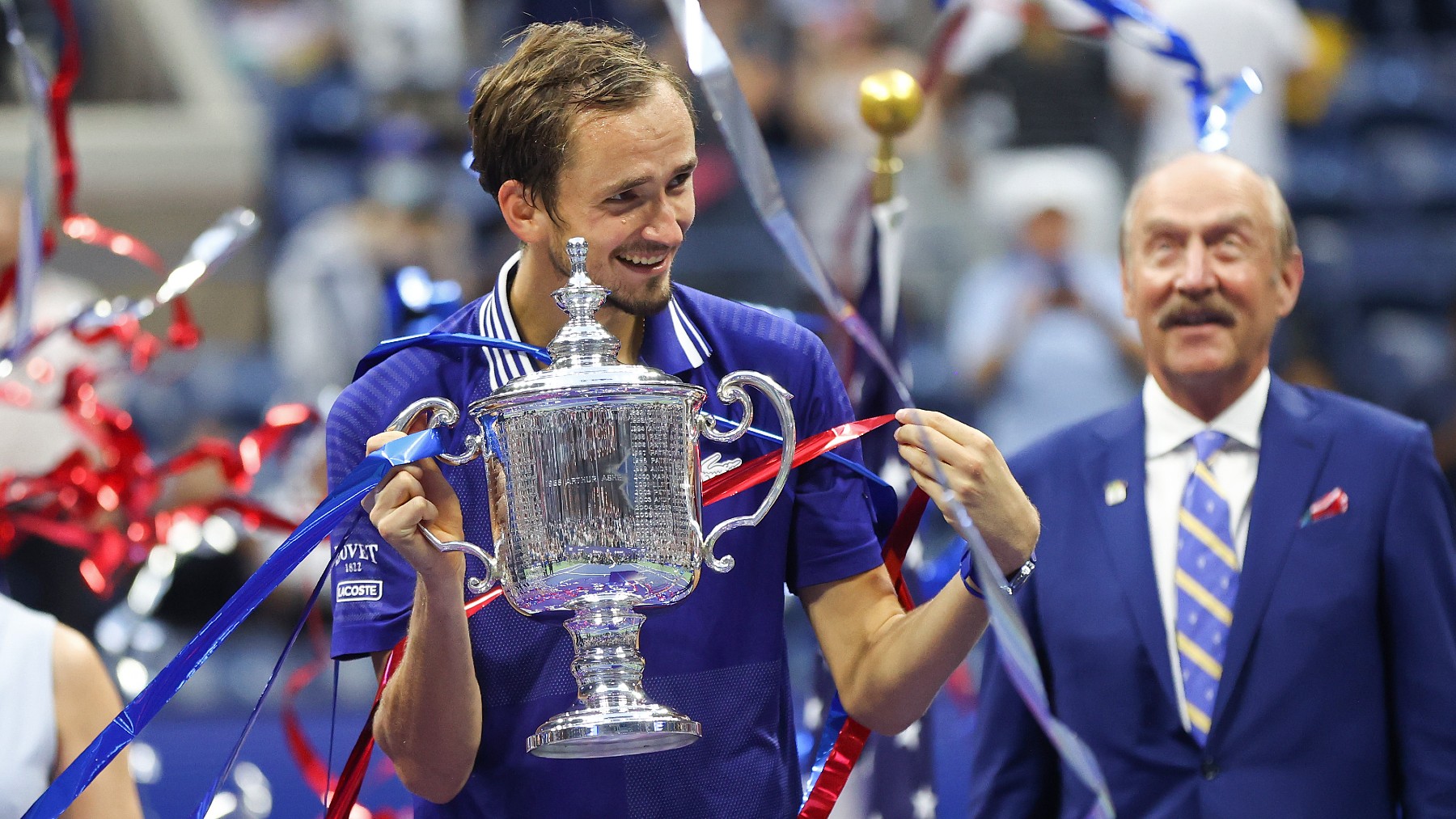 Daniil Medvedev levanta su primer trofeo de campeón de Grand Slam. (Getty)