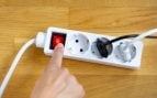 No vuelvas a enchufar estos electrodomésticos a una regleta: están disparando tu factura de la luz