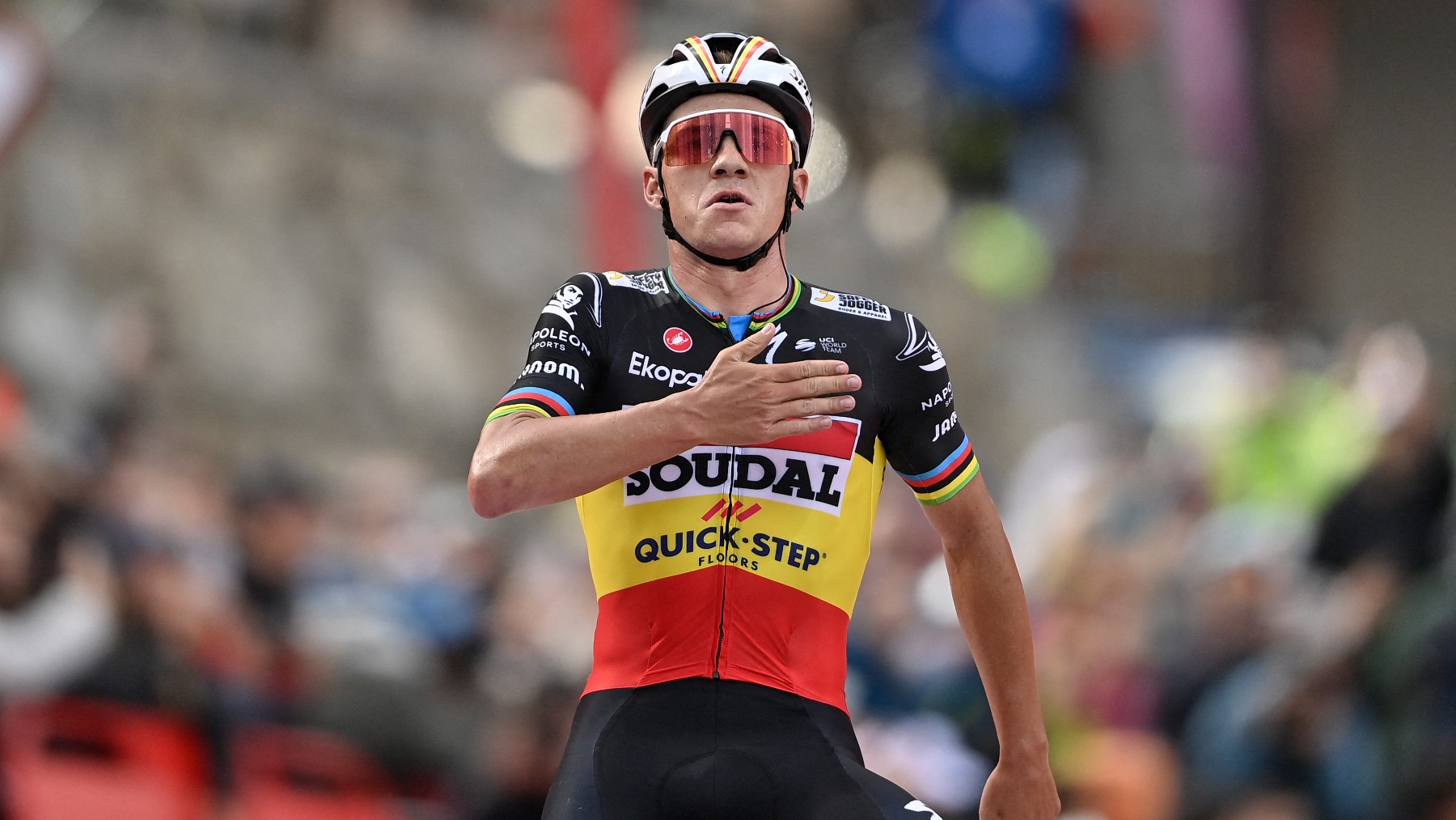 Remco Evenepoel celebra un triunfo de etapa en la Vuelta. (AFP)