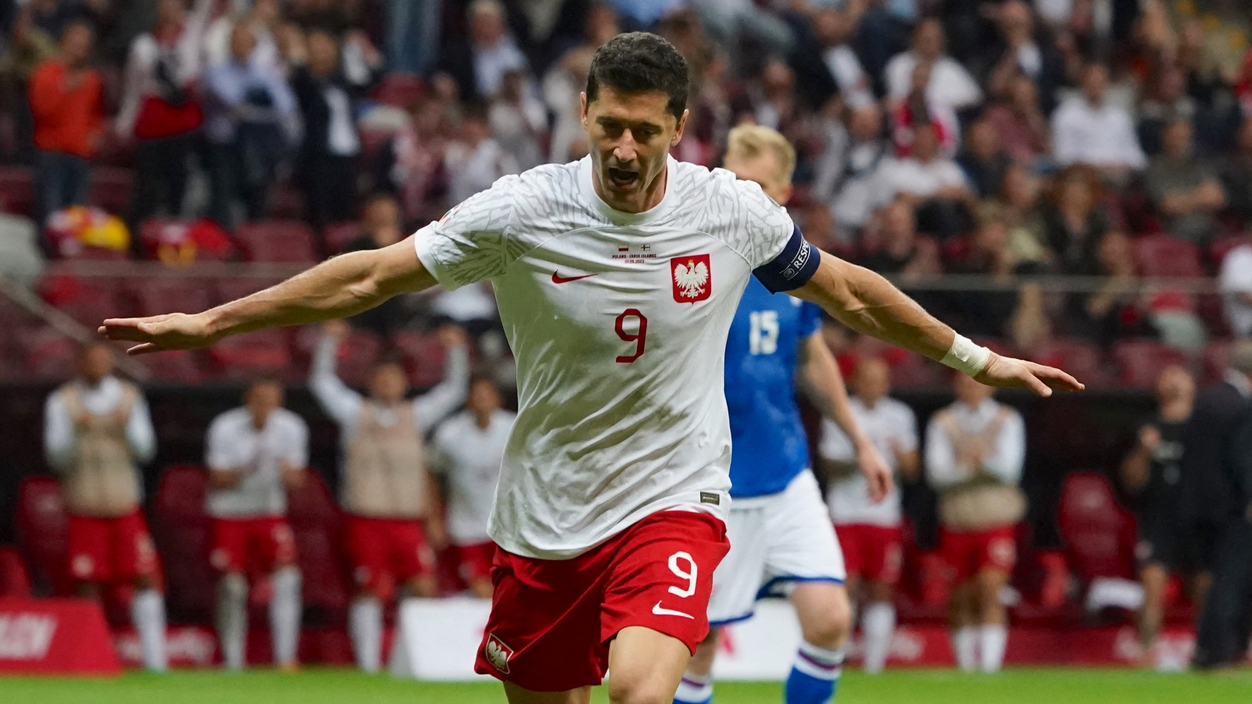 Robert Lewandowski celebra uno de los goles en su último partido con Polonia. (AFP)