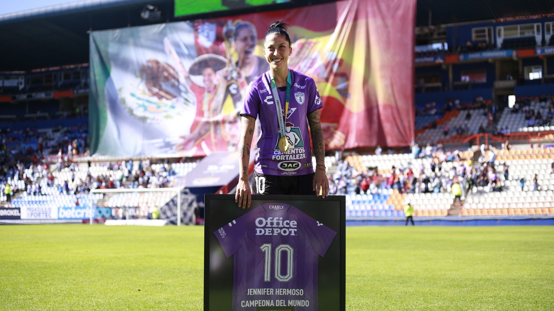 Jenni Hermoso, homenajeada por su equipo. (EFE/David Martínez)