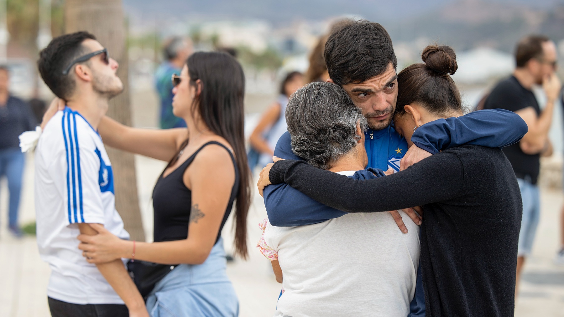 Familiares de Emmanuel Soria, desaparecido junto a Maximiliano Ludvik el 27 de agosto en una playa de Málaga (EFE).