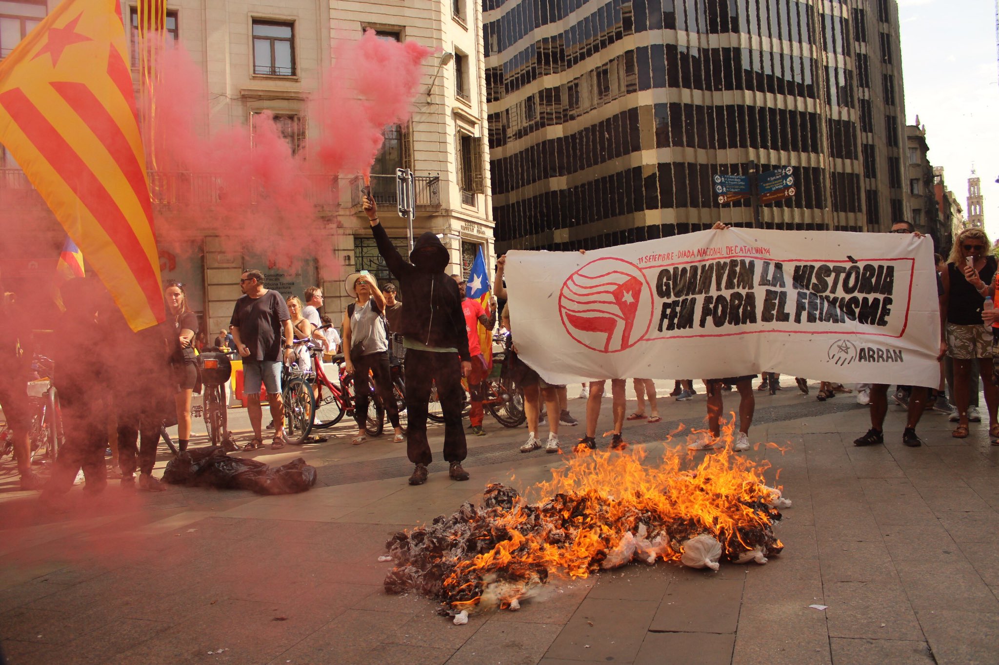 Radicales de Arran queman un muñeco con la fotografía de Abascal en el centro de Barcelona