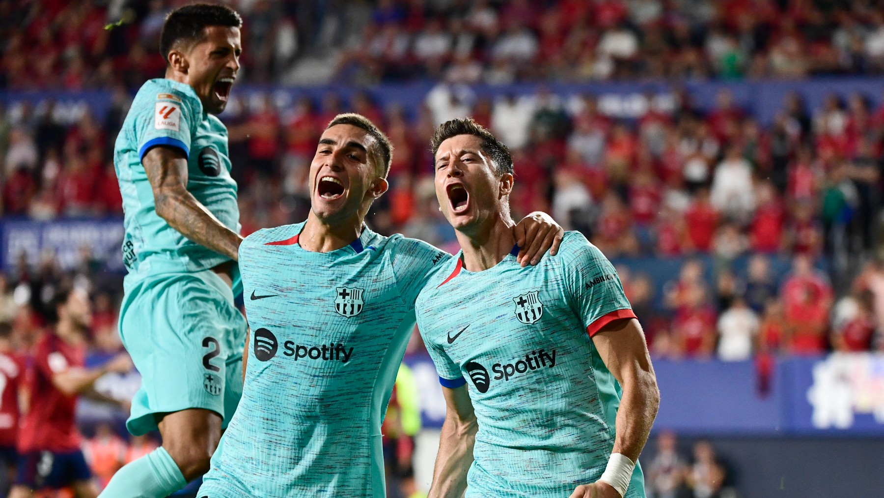 Ferran Torres, Lewandowski y Joao Cancelo celebran un gol ante Osasuna. (AFP)