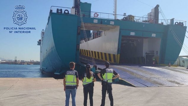 Agente de la Policía Nacional, en el puerto de Palma, cerca de un ferry.