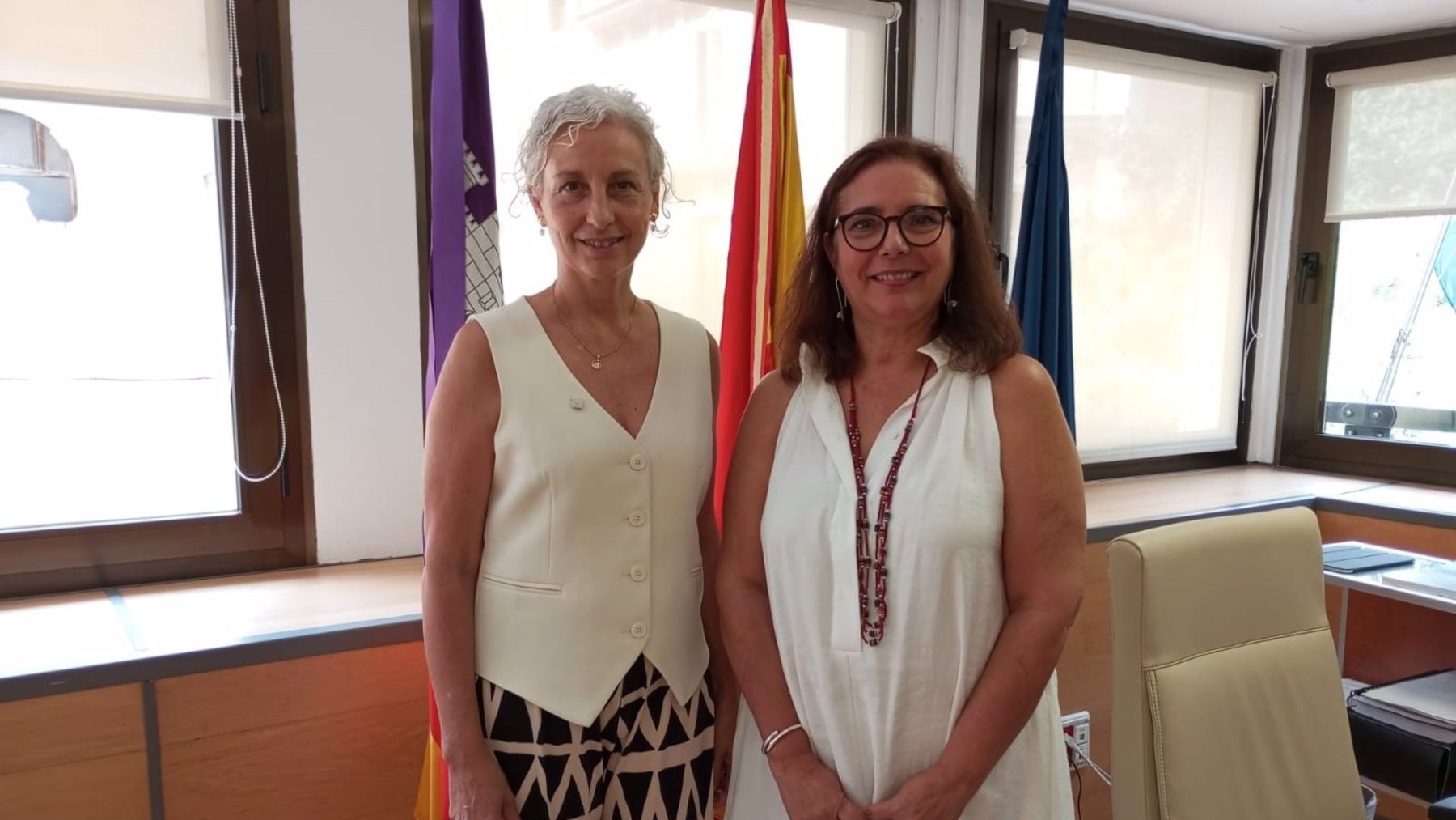 La directora gerente del Banco de Sangre y Tejidos de Baleares, Rosa Maria Tarragó, y la consellera de Salud, Manuela García