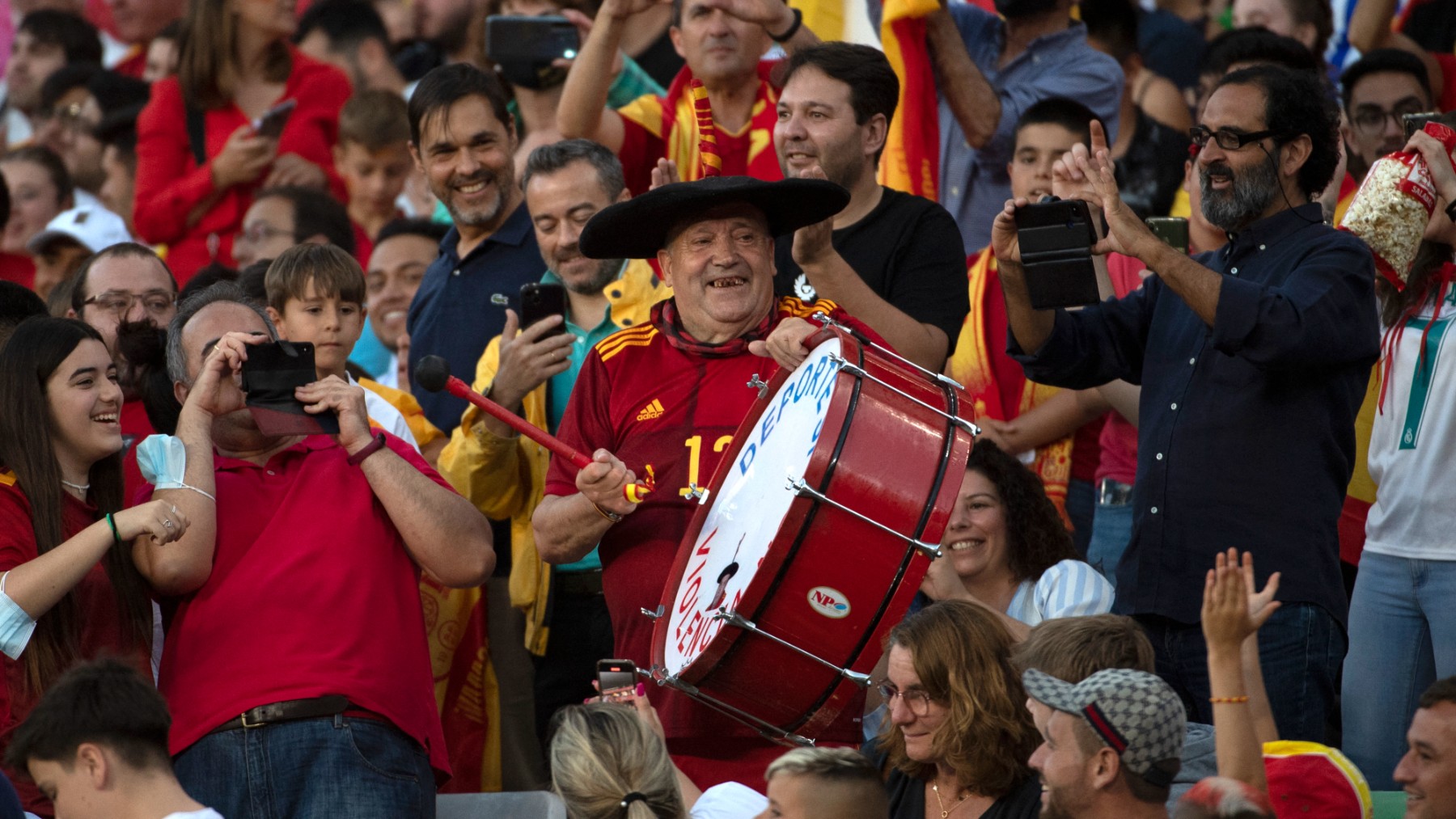 Manolo ‘el del Bombo’, durante un partido de España. (AFP)