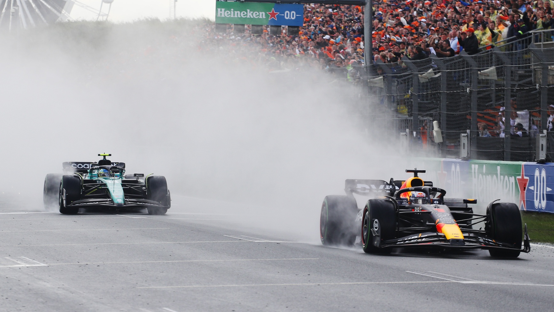 Fernando Alonso persigue a Verstappen en Zandvoort. (Getty)