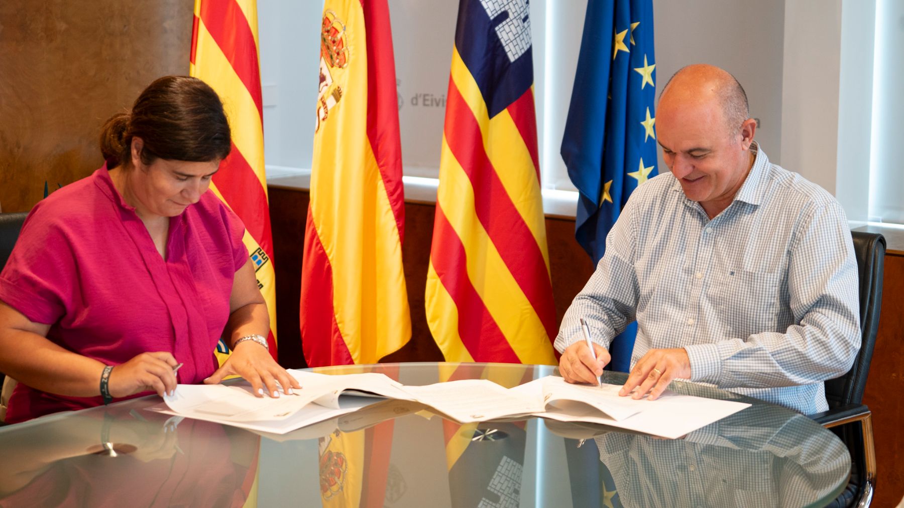 Firma entre el presidente del Consell insular de Ibiza,  Vicent Marí, y la presidenta de la Federación Balear de Caza, Marta Lliteras.