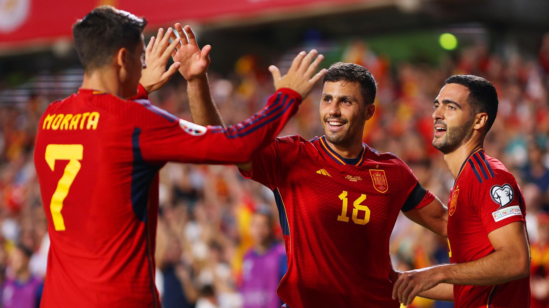 Morata, Rodri y Merino celebran uno de los goles de España a Chipre. (Getty)