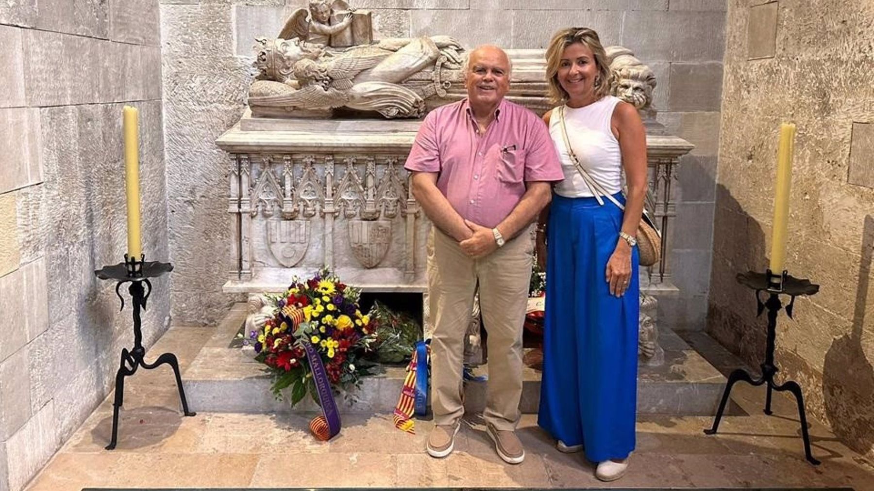 Ex cargos de UM, Miquel Àngel Borrás y Cristina Cerdó, en la ofrenda floral al Rei en Jaume en la Diada de Mallorca