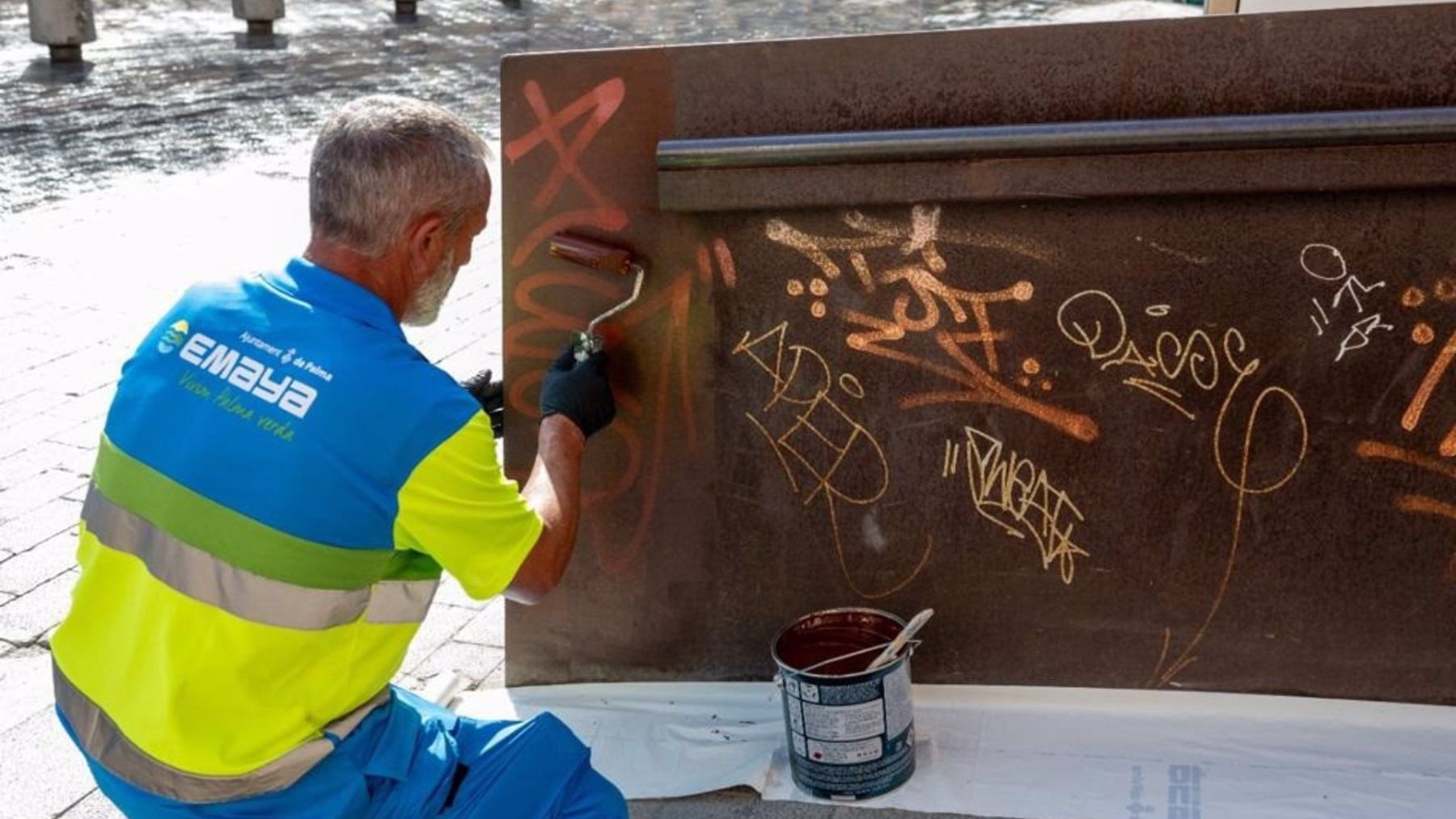 Actuación especial para eliminar las pintadas vandálicas en la Plaza del Olivar y su entorno