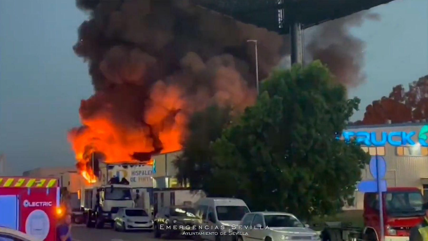 Incendio de grandes dimensiones en una fábrica de pinturas cerca del aeropuerto de Sevilla.