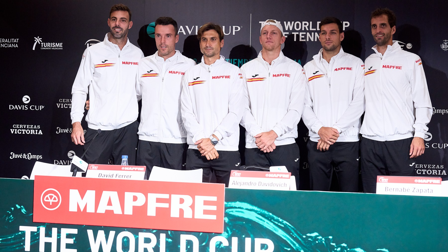 Los jugadores del equipo de España de Copa Davis, junto al capitán David Ferrer. (Getty)