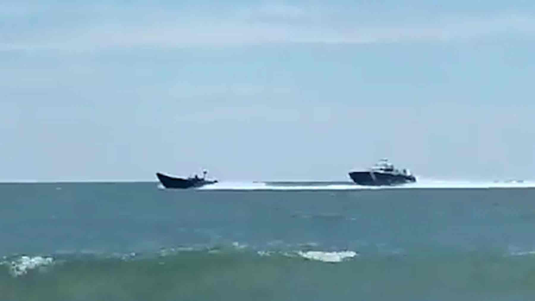 Una narcolancha irrumpe en una playa de Huelva con bañistas en plena persecución de la Guardia Civil.