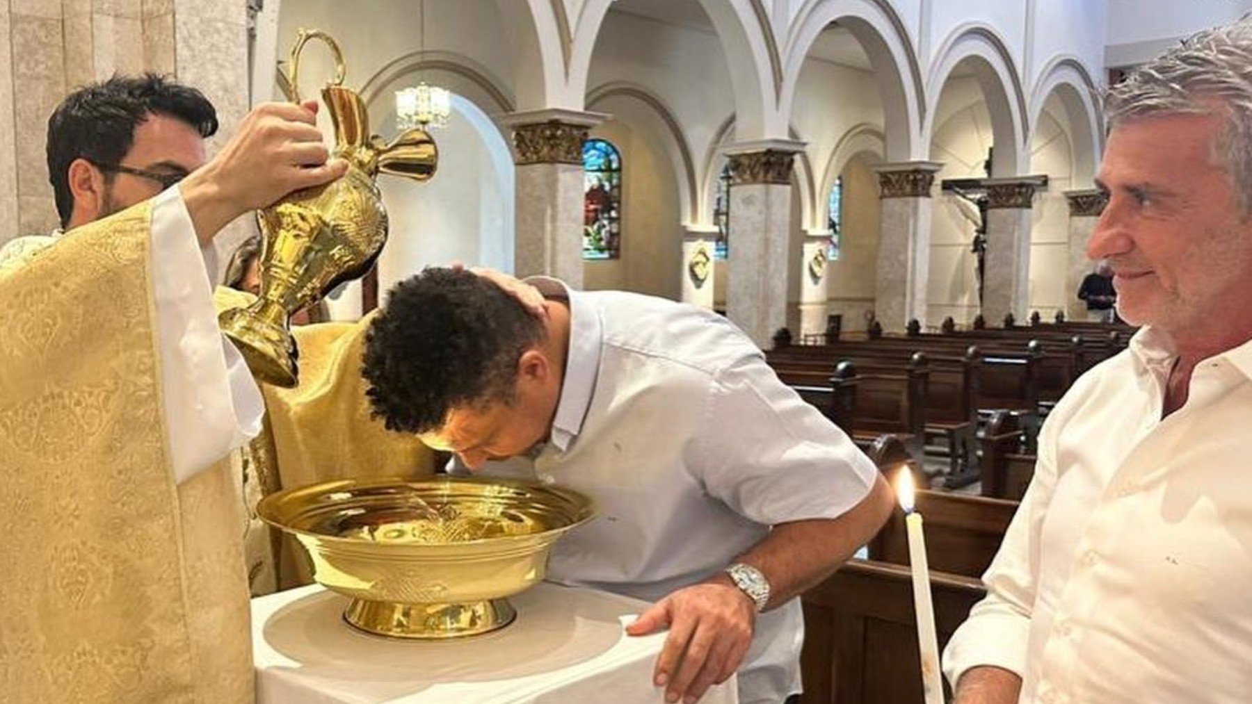 Ronaldo siendo bautizado.