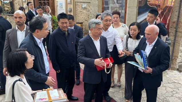 El dirigente chino Li Xi con el alcalde de Valldemossa, Nadal Torres.