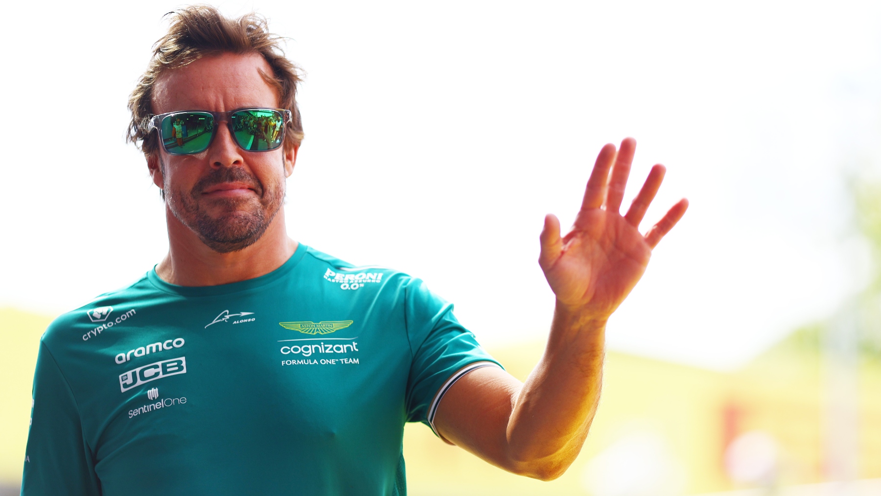 Fernando Alonso saluda en su llegada a un GP. (Getty)