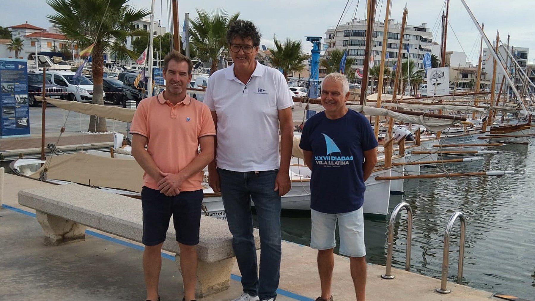 Bernat Oliver, en el centro, junto al gerente de Cala Gamba, Joan Marc Rigo (izqda.) y Antoni Adrover, comodoro del club.