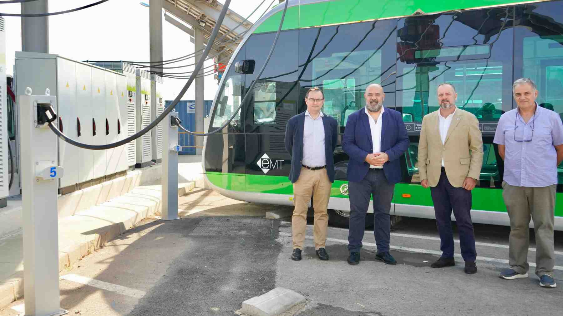 El alcalde de Palma, Jaime Martínez, durante su visita a las cocheras de la EMT.