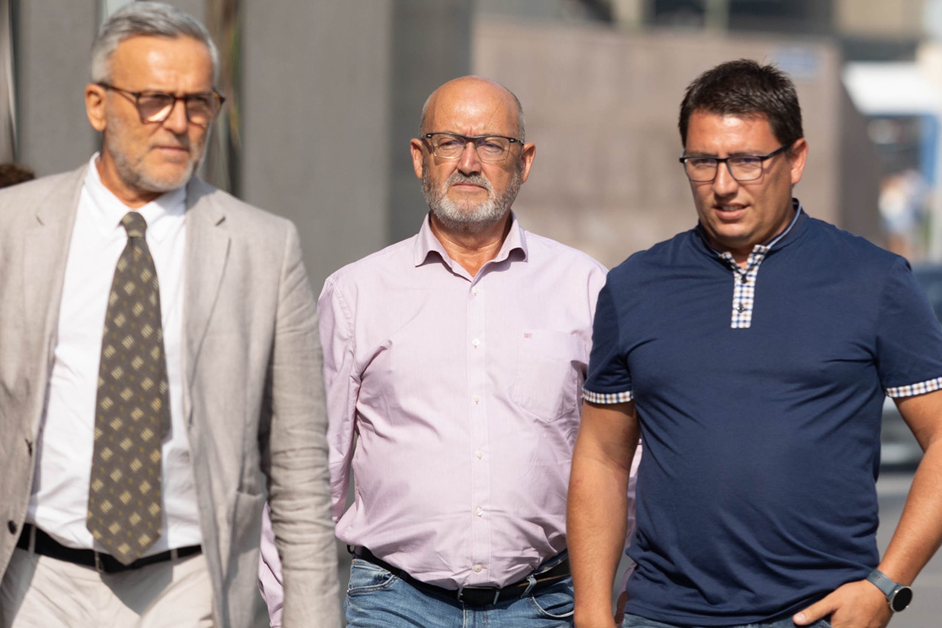 ‘Tito Berni’ escoltado por su abogado y un familiar de camino al juzgado