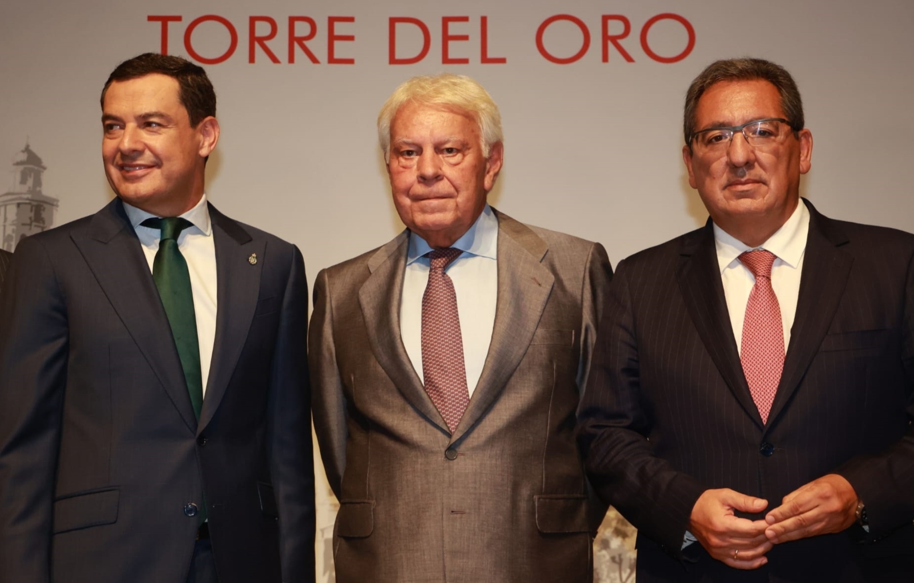 El presidente de la Junta de Andalucía, Juanma Moreno; el expresidente del Gobierno Felipe González y el presidente de la Fundación Cajasol, Antonio Pulido.