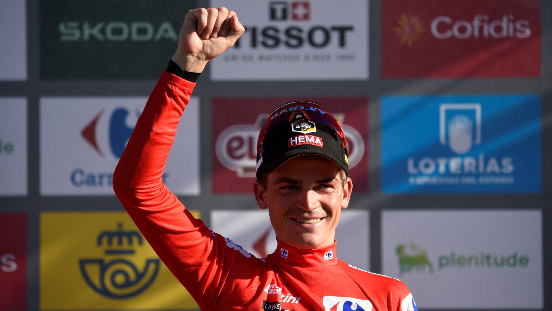 Sepp Kuss saluda a los aficionados tras seguir con el mallot rojo en la Vuelta. (AFP)