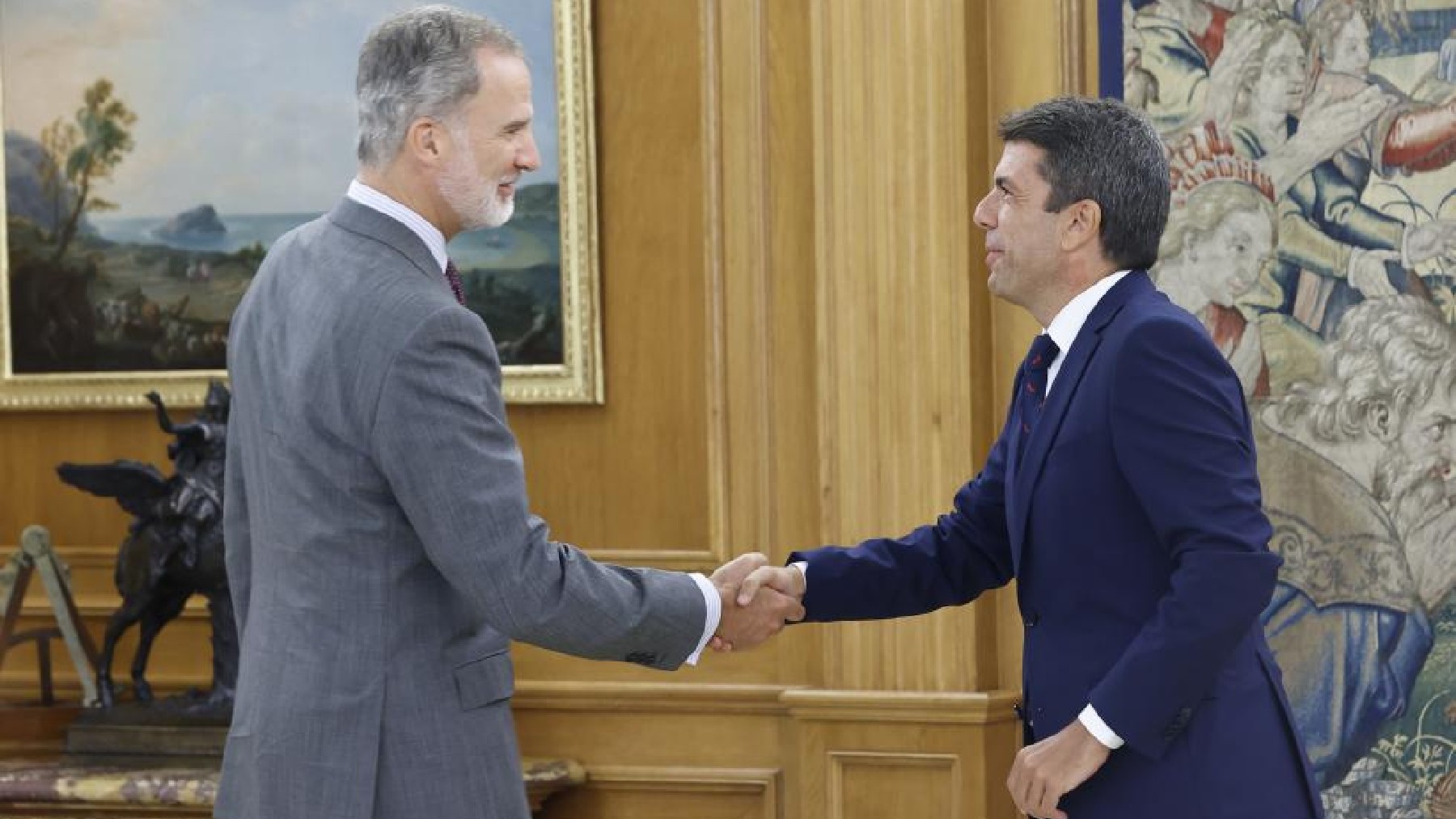 Saludo entre el Rey y Mazón este jueves, al inicio de la audiencia del monarca con el nuevo presidente de la Generalitat Valenciana.