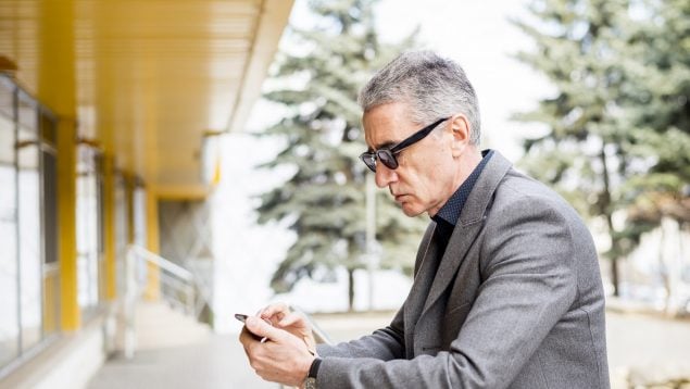 Qué es el síndrome del teléfono apagado y cómo afecta a la salud mental de los trabajadores senior