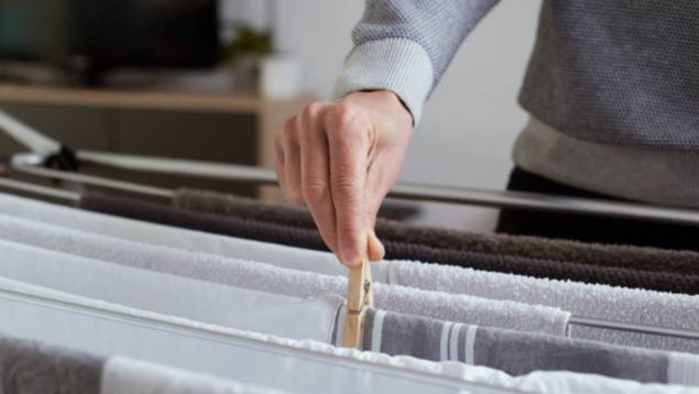 Cómo tender ropa dentro de casa y evitar que agarre olor a humedad? - Radio  Nueva Q