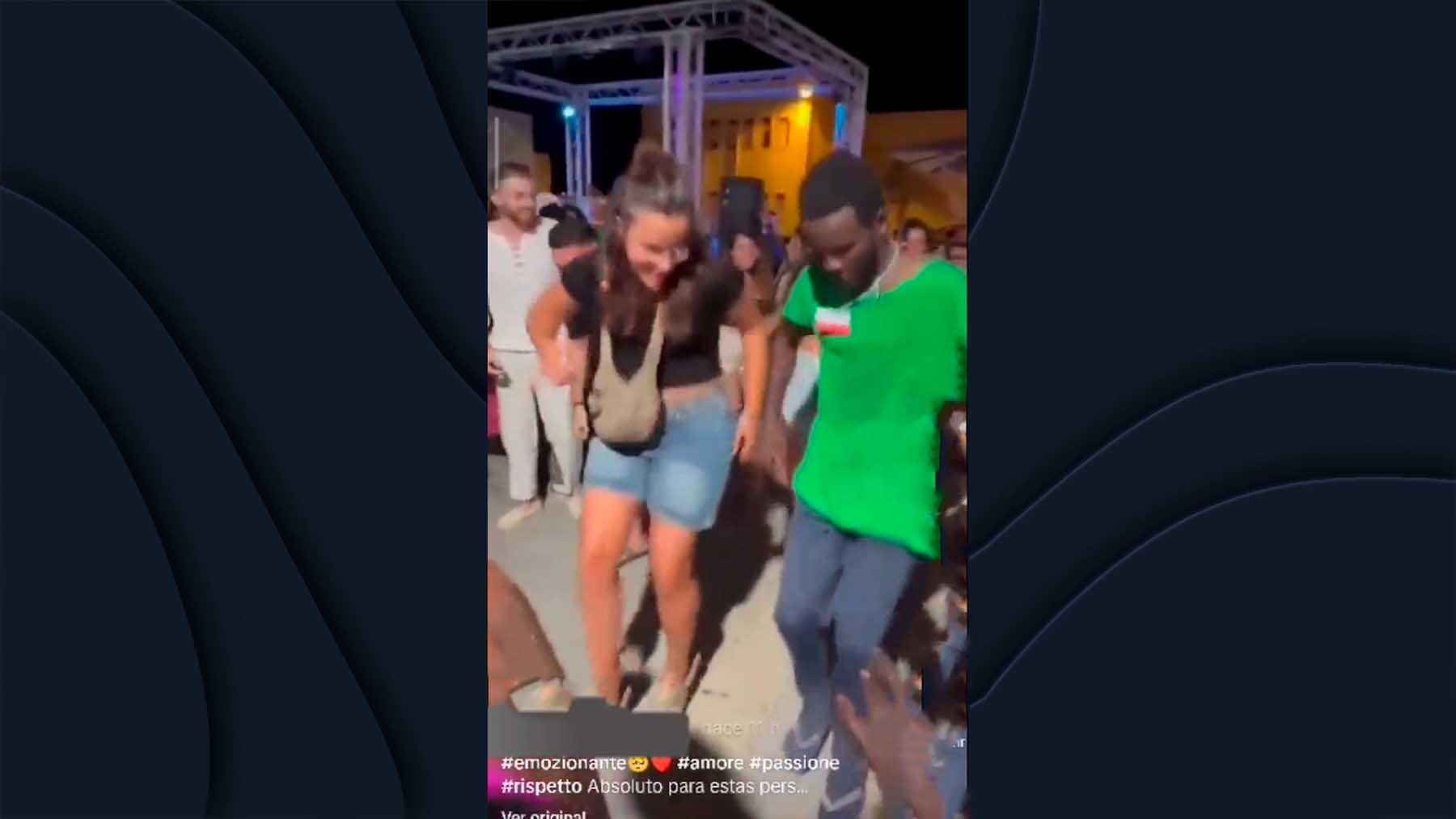 Ilegales bailando con mujeres en Lampedusa