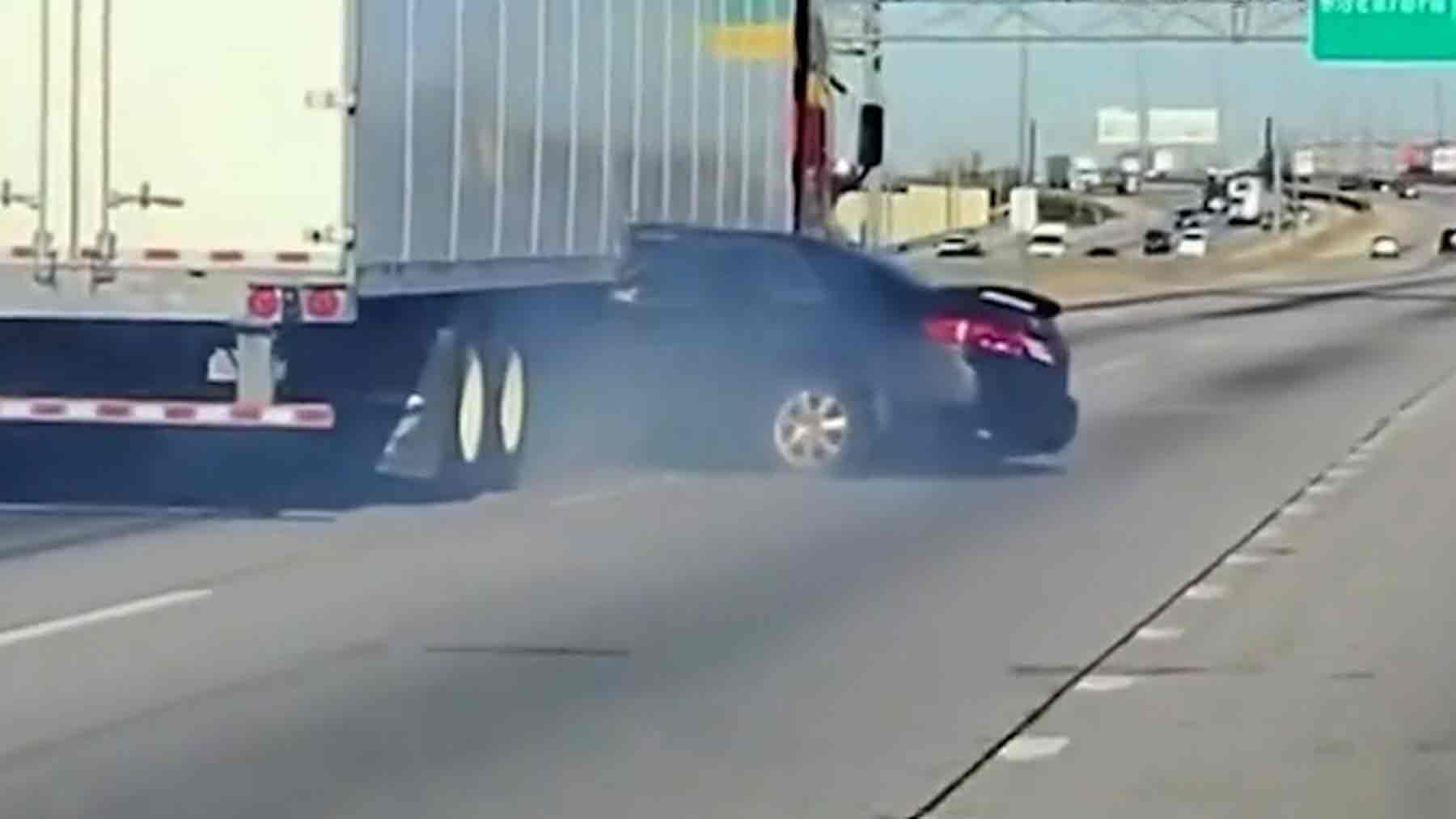 Un coche tuvo un accidente con un camión en una autopista de Illinois