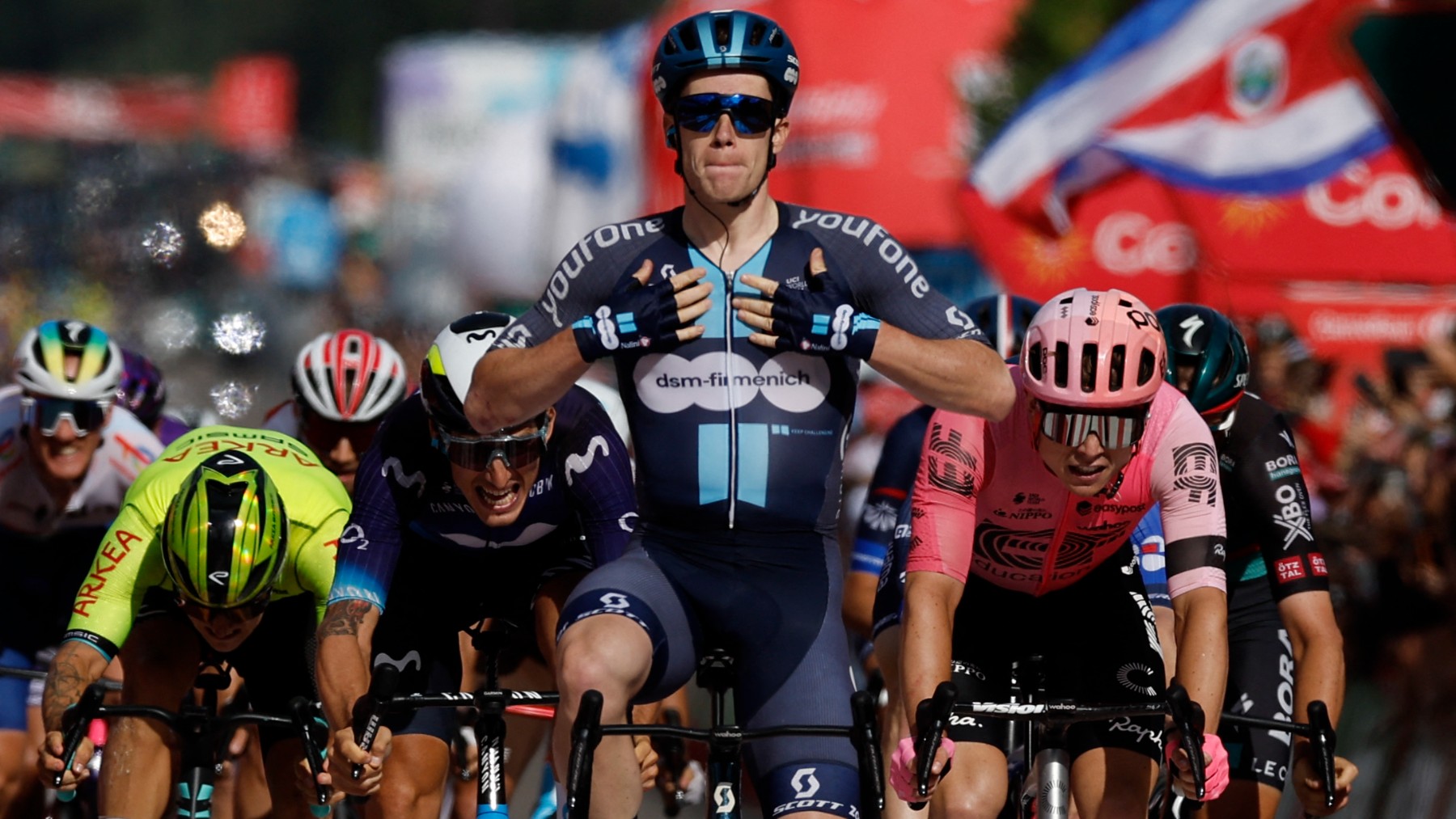Dainese celebra su primer triunfo en la Vuelta a España. (AFP)