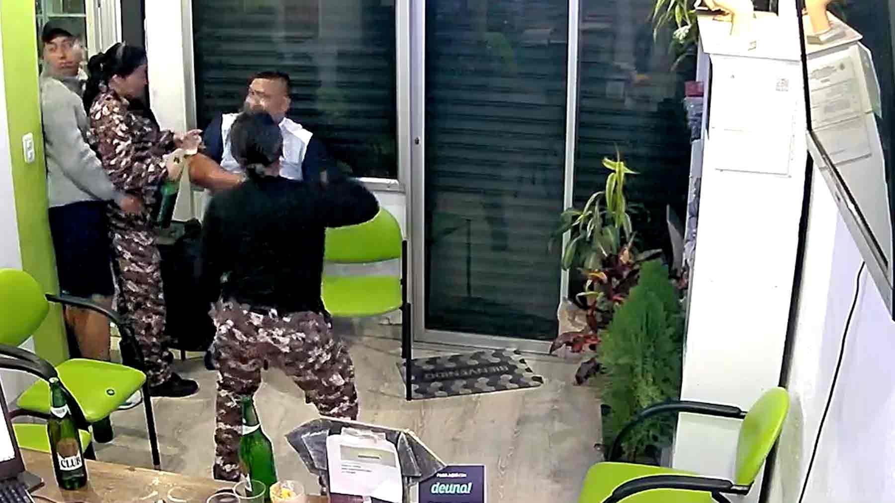 Dos guardias de una cárcel de Quito bailan con miembros de una banda