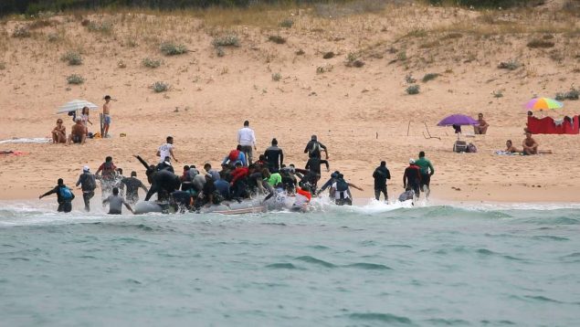 Inmigrantes ilegales llegan en patera a una playa de Tarifa, en Cádiz (JON NAZCA / REUTERS).