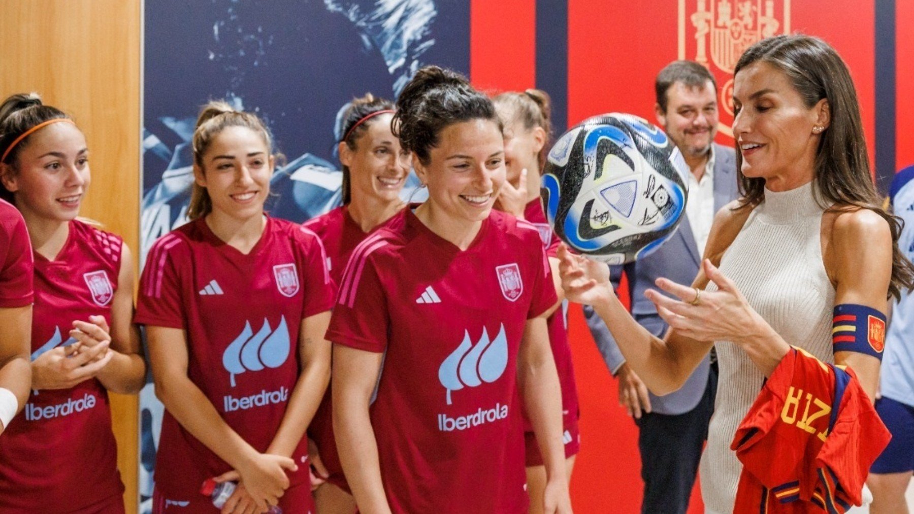 La Reina Letizia junto a las jugadoras de la selección femenina. (Europa Press)