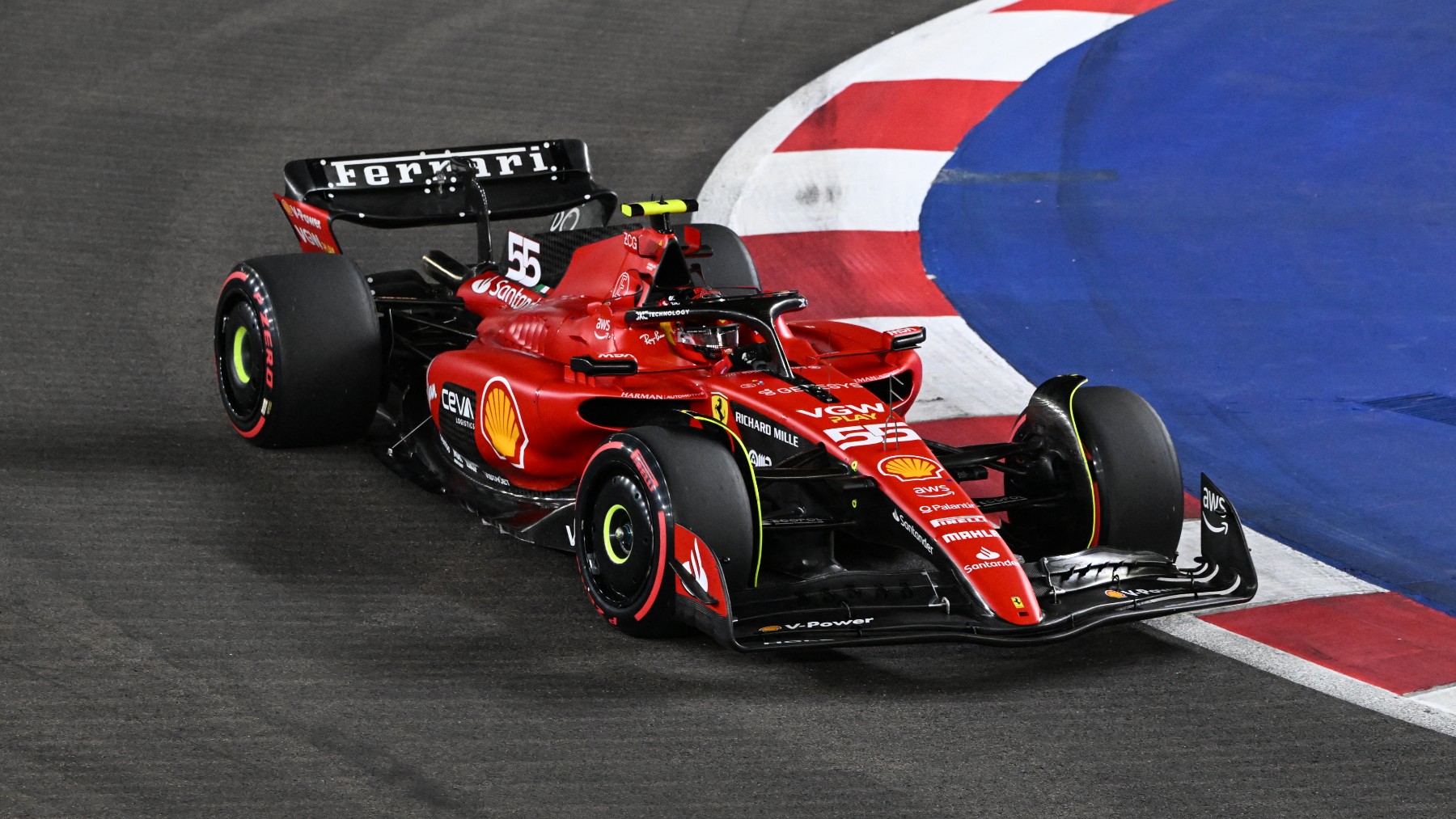 Carlos Sainz rodando en el Gran Premio de Singapur. (AFP)