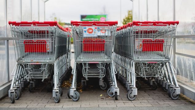 El truco viral para coger un carrito del supermercado sin monedas: lo necesitabas